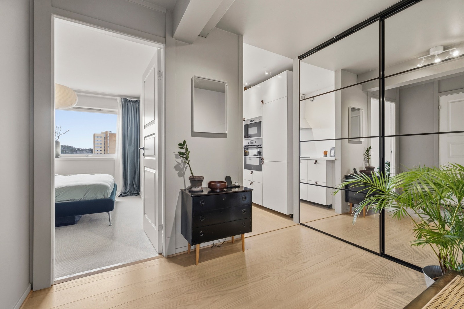 Entréen har en stor skyvedørsgarderobe med speilfronter og plass til eksempelvis kommodemøblement Galleribilde