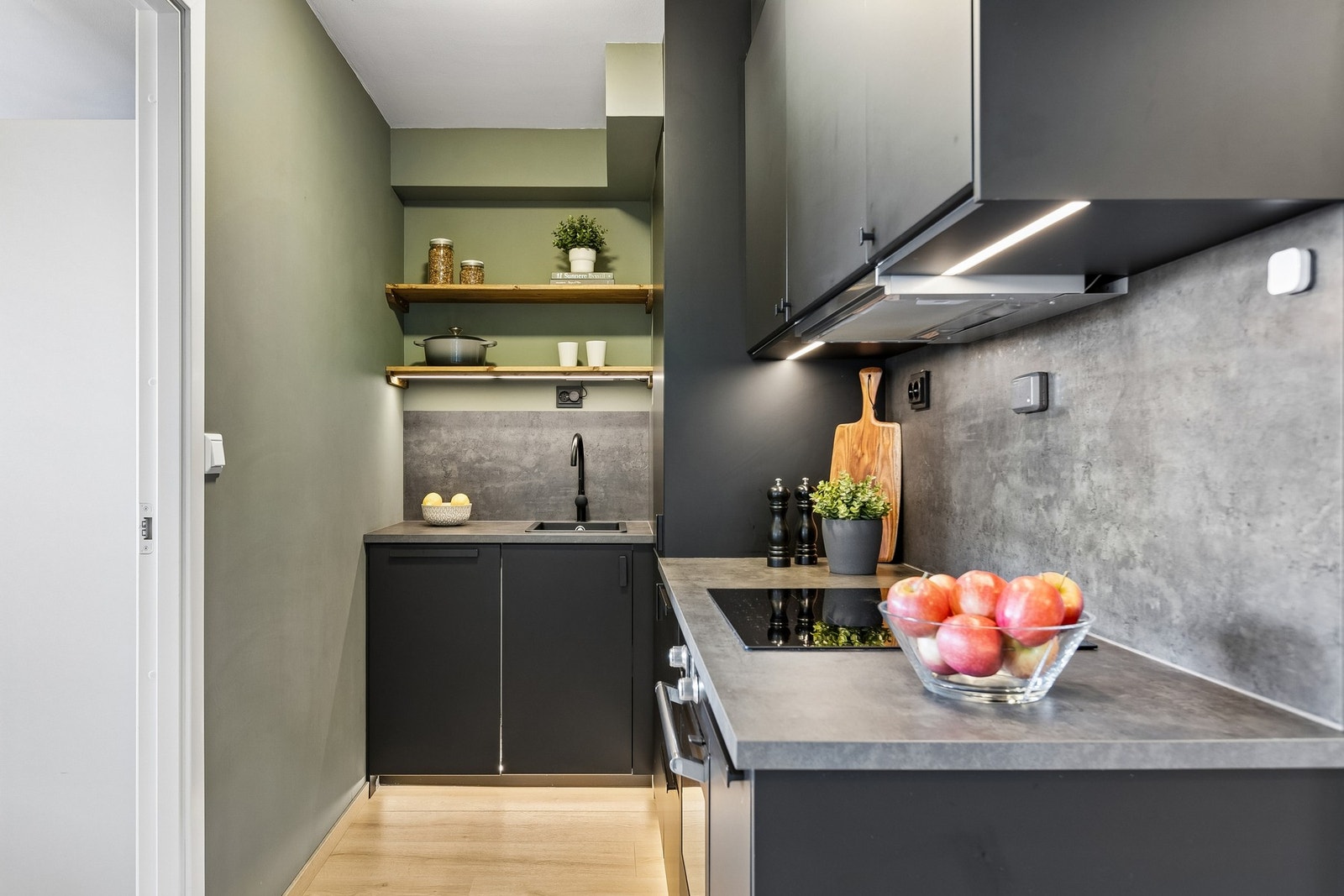 Her er plassen utnyttet optimalt, med smarte løsninger. Flotte detaljer med lys montert under innredning. Galleribilde