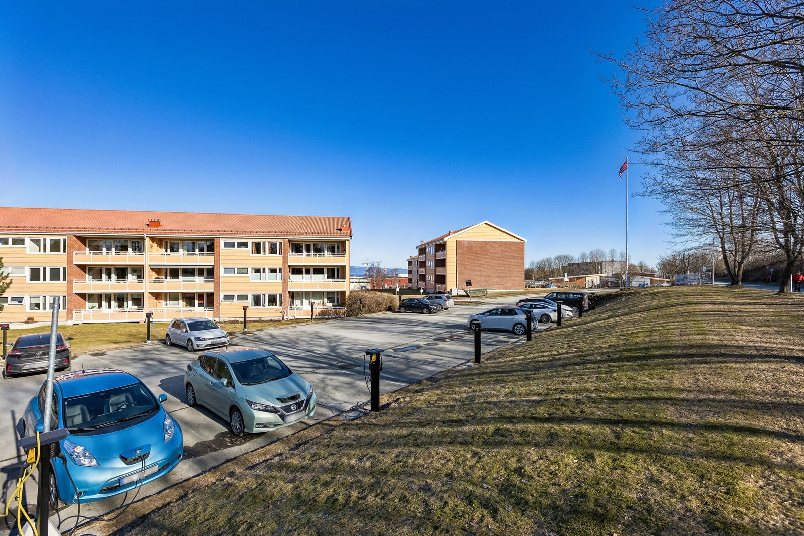 Muligheter for parkering med elbil-lader etter søknad til styret. Medfølger ikke egen plass, men det kan parkeres på borrettslagets oppstillingsplasser. Galleribilde