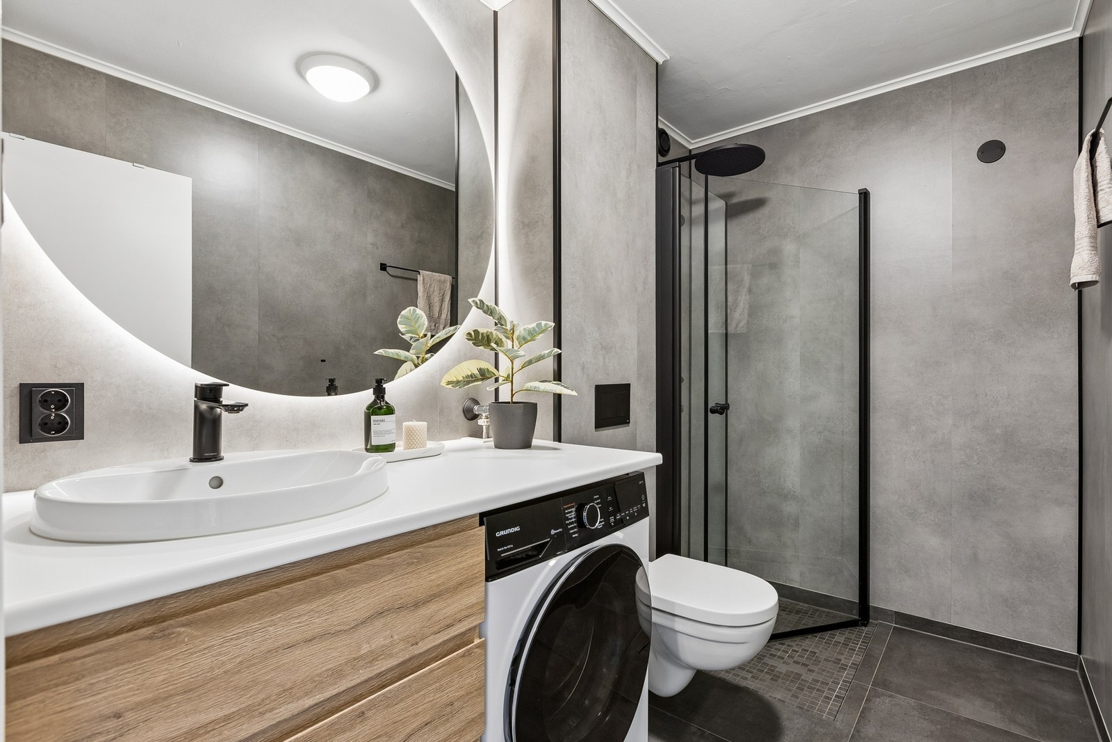 Moderne og flott bad rehabilitert i 2023. Badet er utstyrt med elektriske varmekabler i gulv. Galleribilde