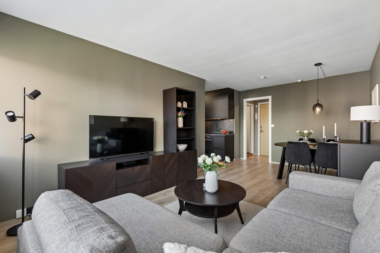 Stuen byr på en gjennomtenkt planløsning med god plass til både sofakrok og eget spisebord i overgangen mellom stue og kjøkken. Galleribilde