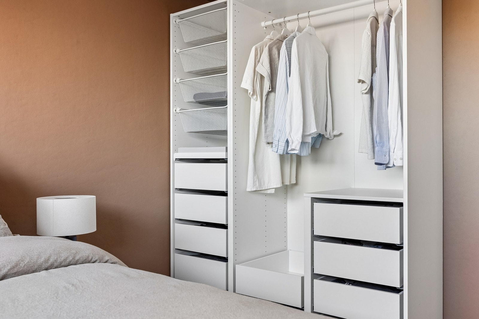 Soverommet er utstyrt med garderobeskap, som for øvrig medfølger handelen. Galleribilde