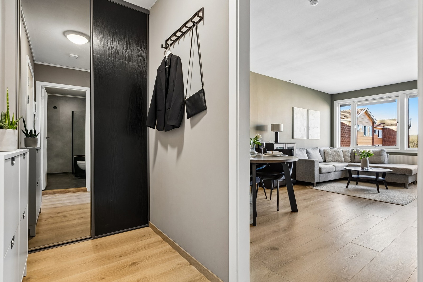 Romslig entrè på 3,8m² innredet med skyvedørsgarderobe. God plass til oppbevaring av både sko og yttertøy. Galleribilde