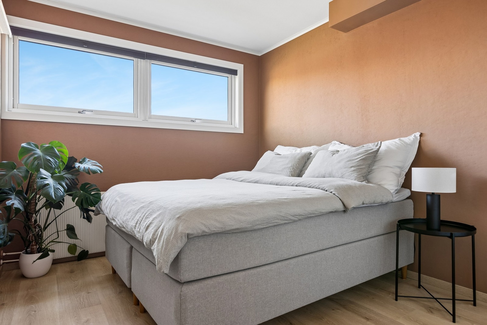 Stort soverom på 10,7m² malt i en lun og behagelig farge. Galleribilde