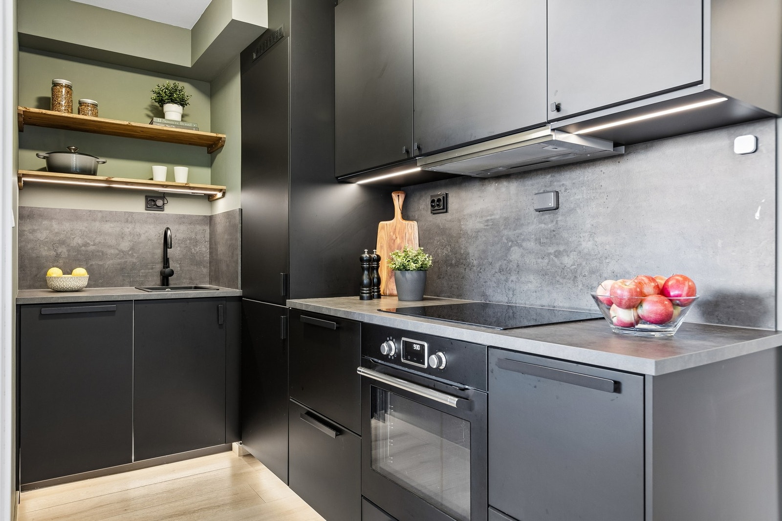 Moderne og oppusset kjøkken fra 2023. Kjøkkenet har integrerte hvitevarer bestående av platetopp, stekeovn, oppvaskmaskin og kjøle/fryseskap. Galleribilde