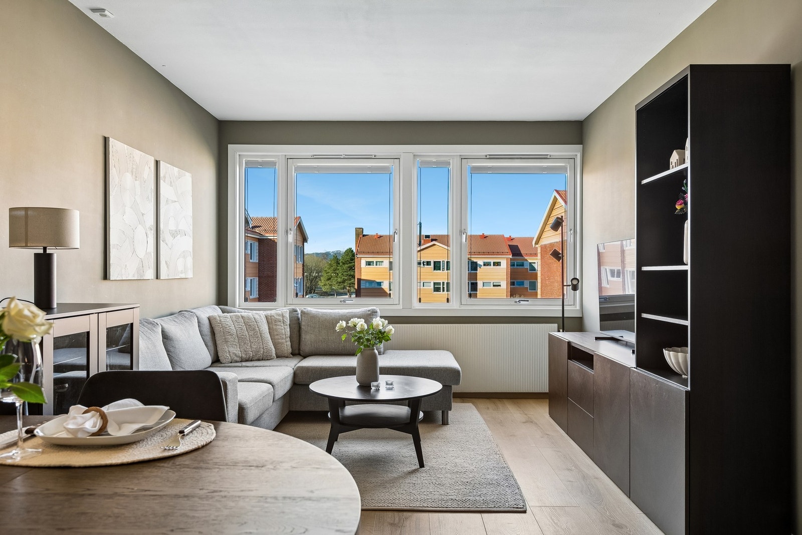 Store vindusflater slipper inn rikelig med dagslys og gir et flott utsyn mot borrettslagets velholdte grøntområder. Galleribilde