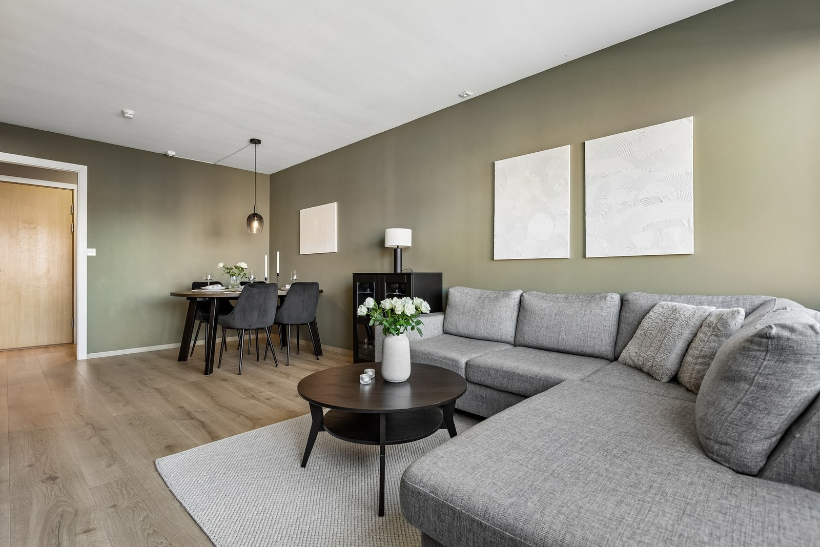 Felleskostnadene dekker blant annet kommunale avgifter, TV/internett, husforsikring, oppvarming, renhold av fellesarealer og øvrige driftskostnader. Galleribilde