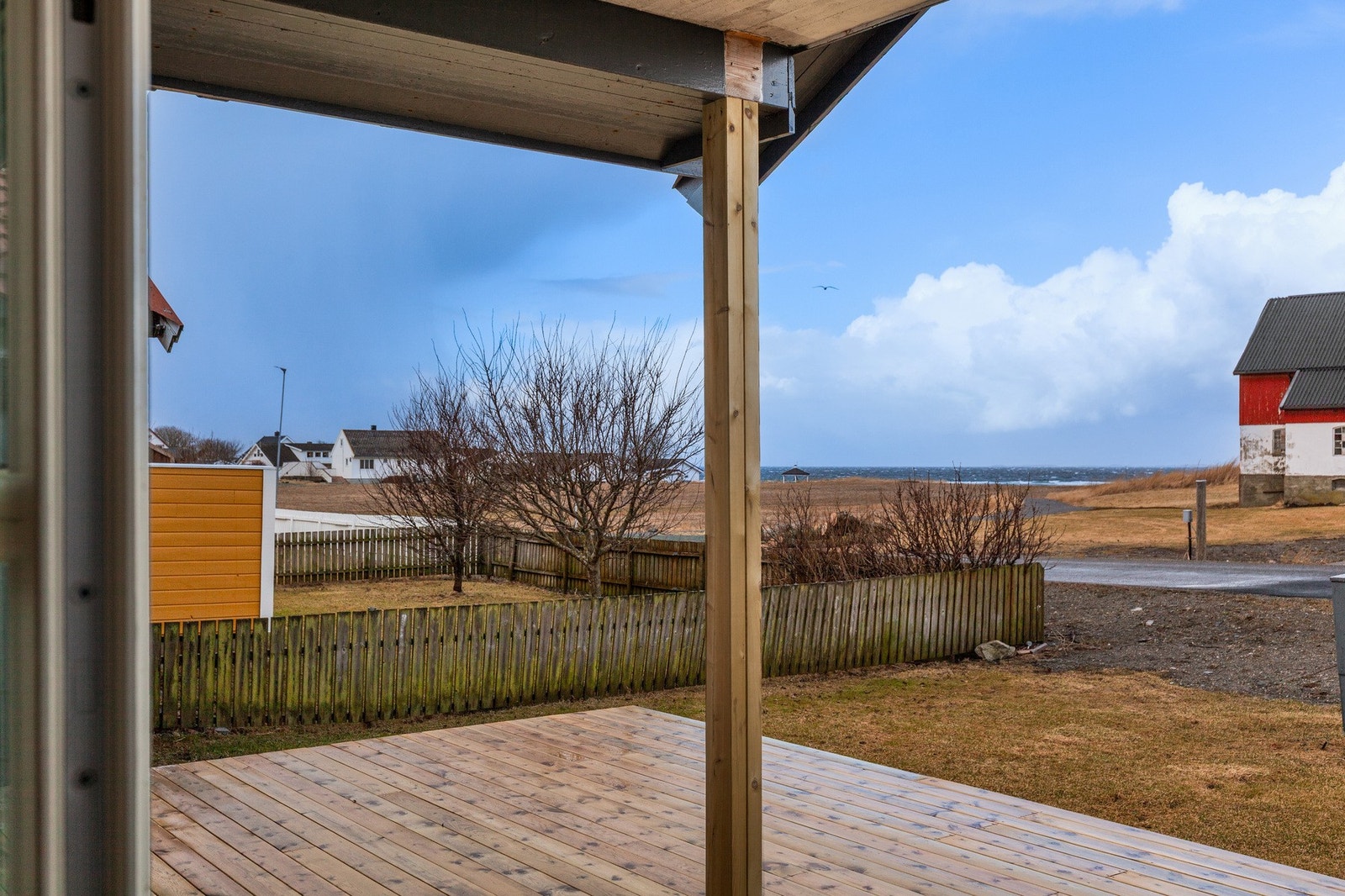 Fra stuen har man utgang til terrasse med god plass for utemøblement Galleribilde