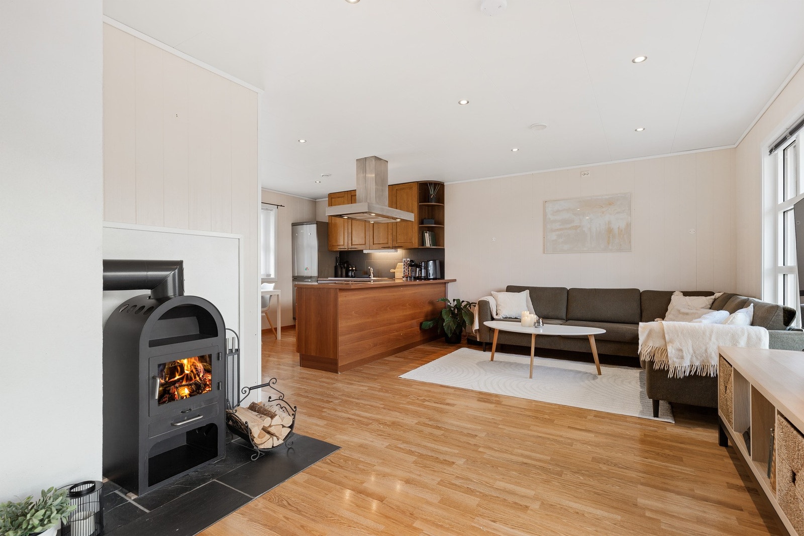 Åpen, praktisk løsning mellom stue og kjøkken Galleribilde