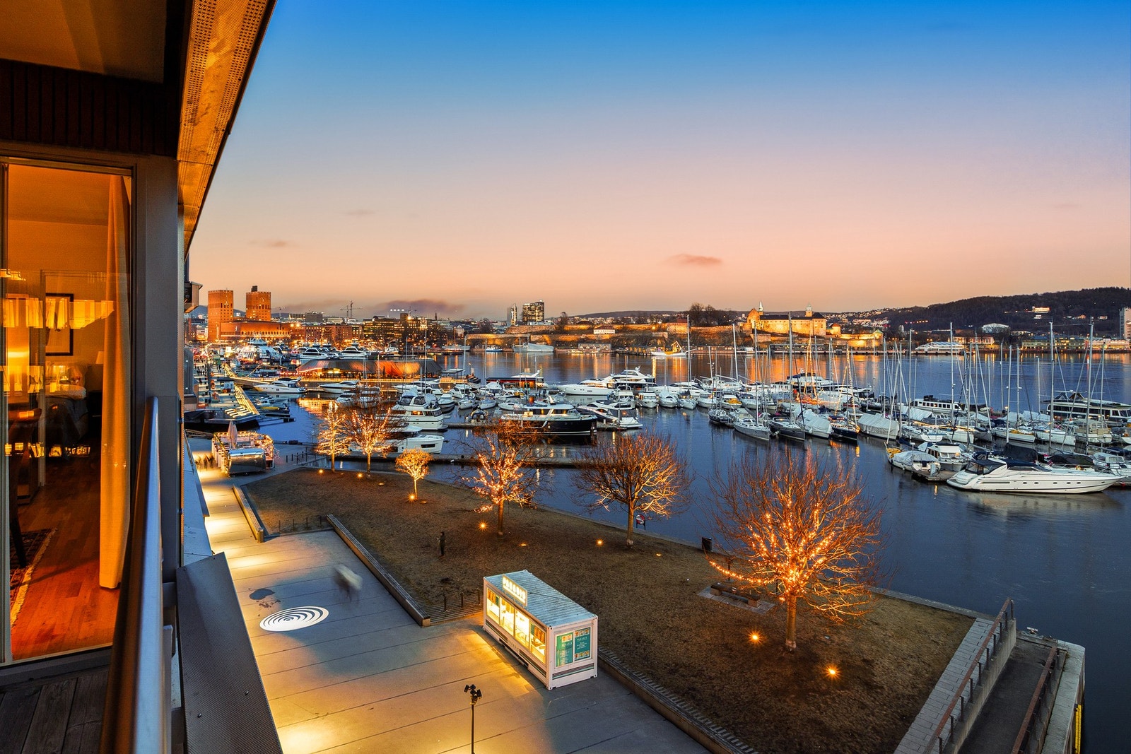Beliggenheten er unik ved vannkanten, med nærhet til restauranter, butikker, kulturtilbud og flotte rekreasjonsområder langs sjøen, samt kort vei til kollektivtransport, Aker Brygge og Oslo sentrum. Galleribilde