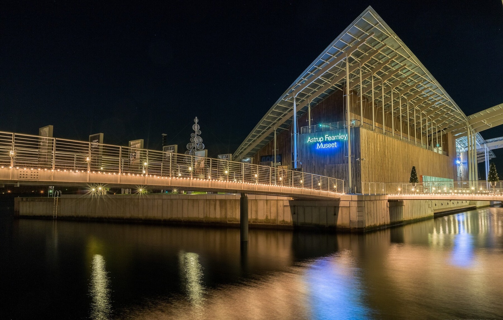 Bygget ligger i et maritimt og attraktivt område på Tjuvholmen - i hjertet av Oslos moderne øyrike, som strekker seg ut fra Aker Brygge og danner en arkitektonisk perle langs sjøen. Galleribilde
