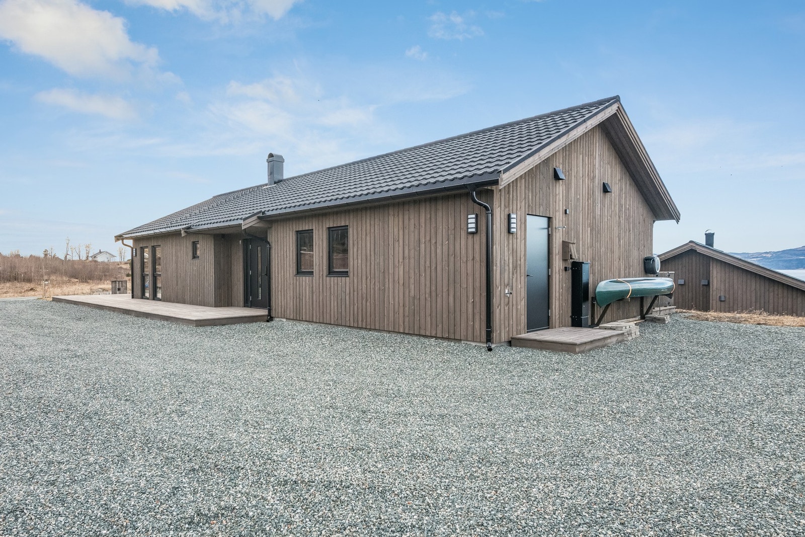 Romslig gårdsplass ved hytta som gir god plass til parkering for både familie og venner. Det er etablert elbillader i tilknytning til gårdsplassen. Galleribilde