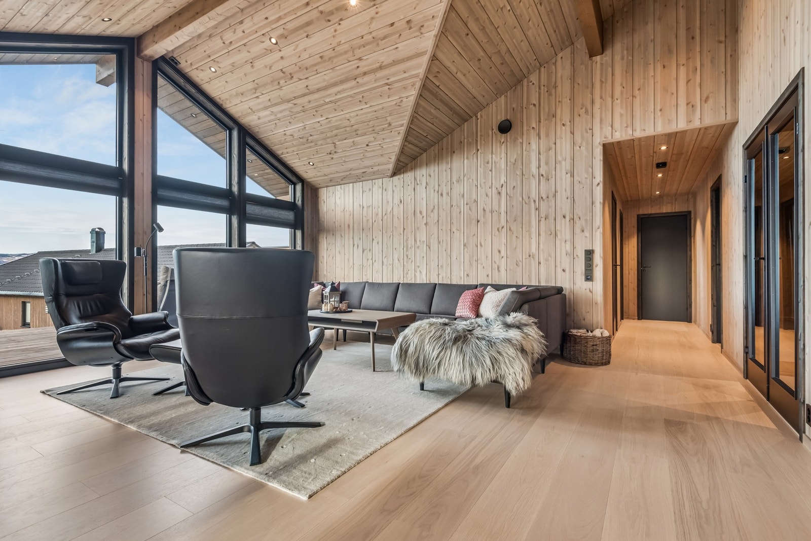 Vindusflatene slipper inn rikelig med naturlig lys. Det er etablert innvendig solskjerming på stuen og kjøkkenet. Galleribilde