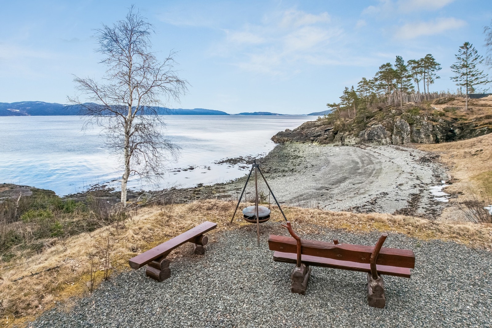 Like nedenfor hytta er det et fantastisk friområde med strand, grillplass og stor opparbeidet plen. Galleribilde