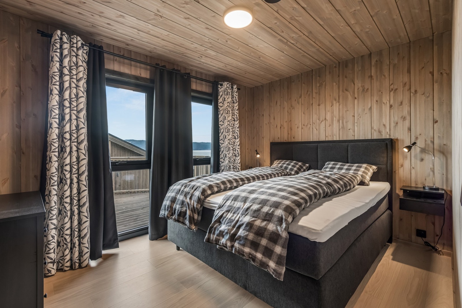 Lunt og romslig soverom med god plass til familiegjester eller barn. Galleribilde