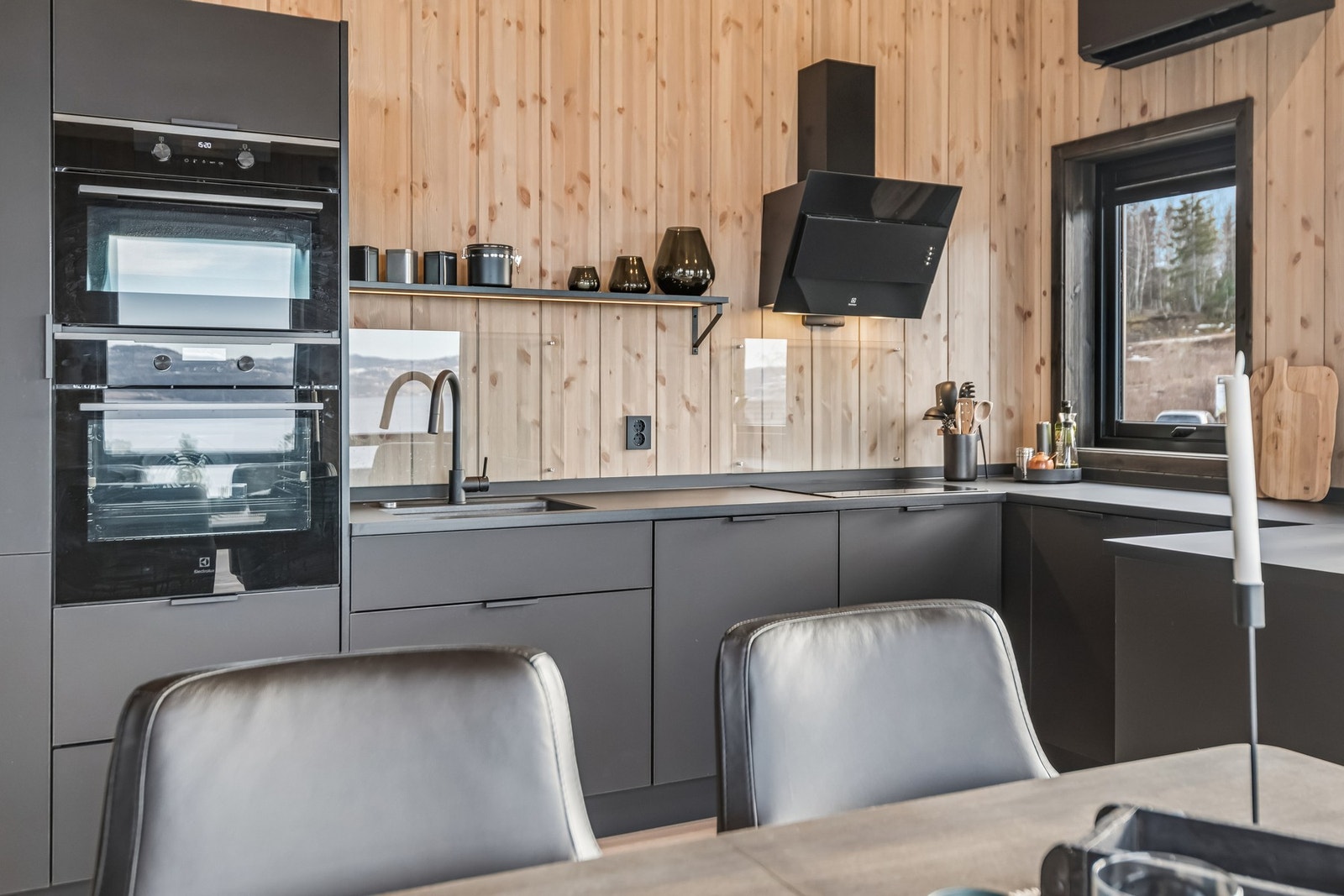 Elegant kjøkkenløsning med påkostede detaljer og flotte materialvalg. Galleribilde