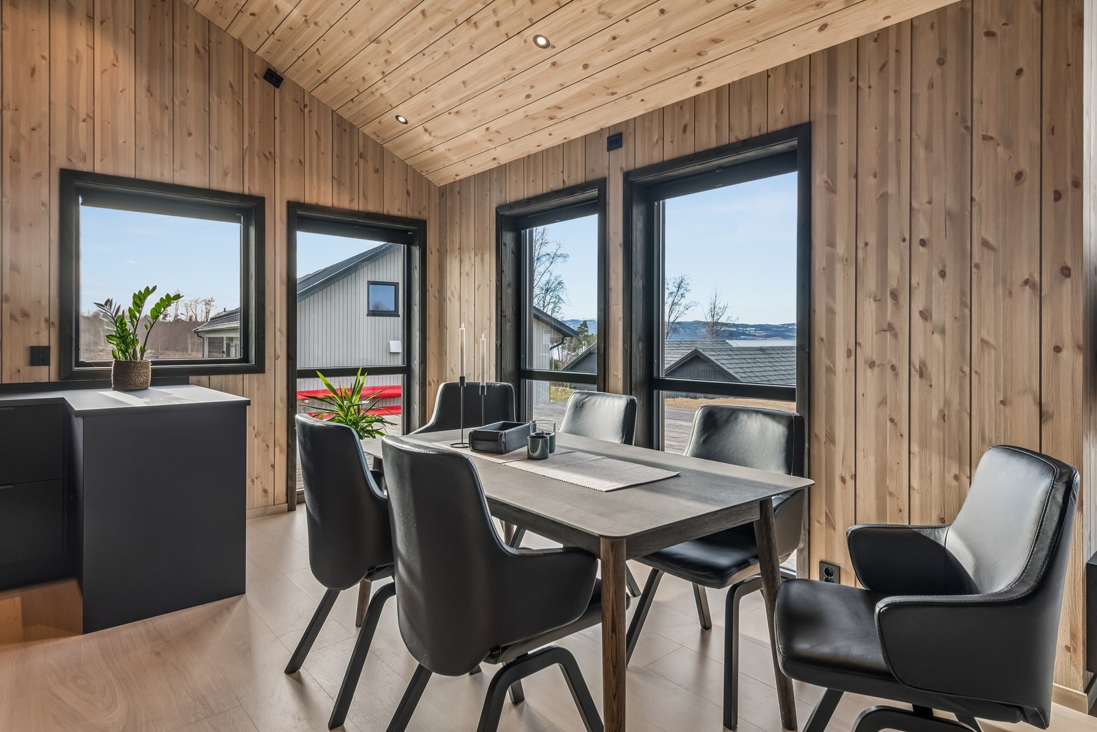 Trivelig spiseplass ved kjøkkenet - perfekt for hyggelige måltider året rundt. Galleribilde