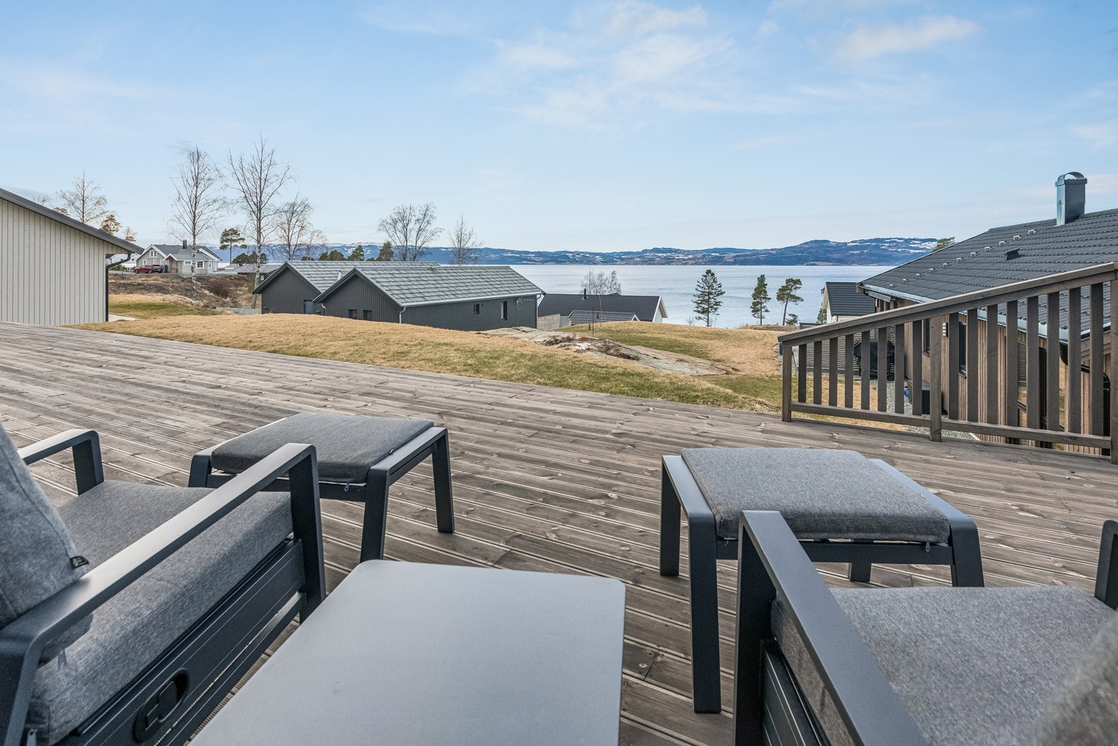 Perfekt uteplass for grilling, soling og hyggelige kvelder med utsikt. Galleribilde