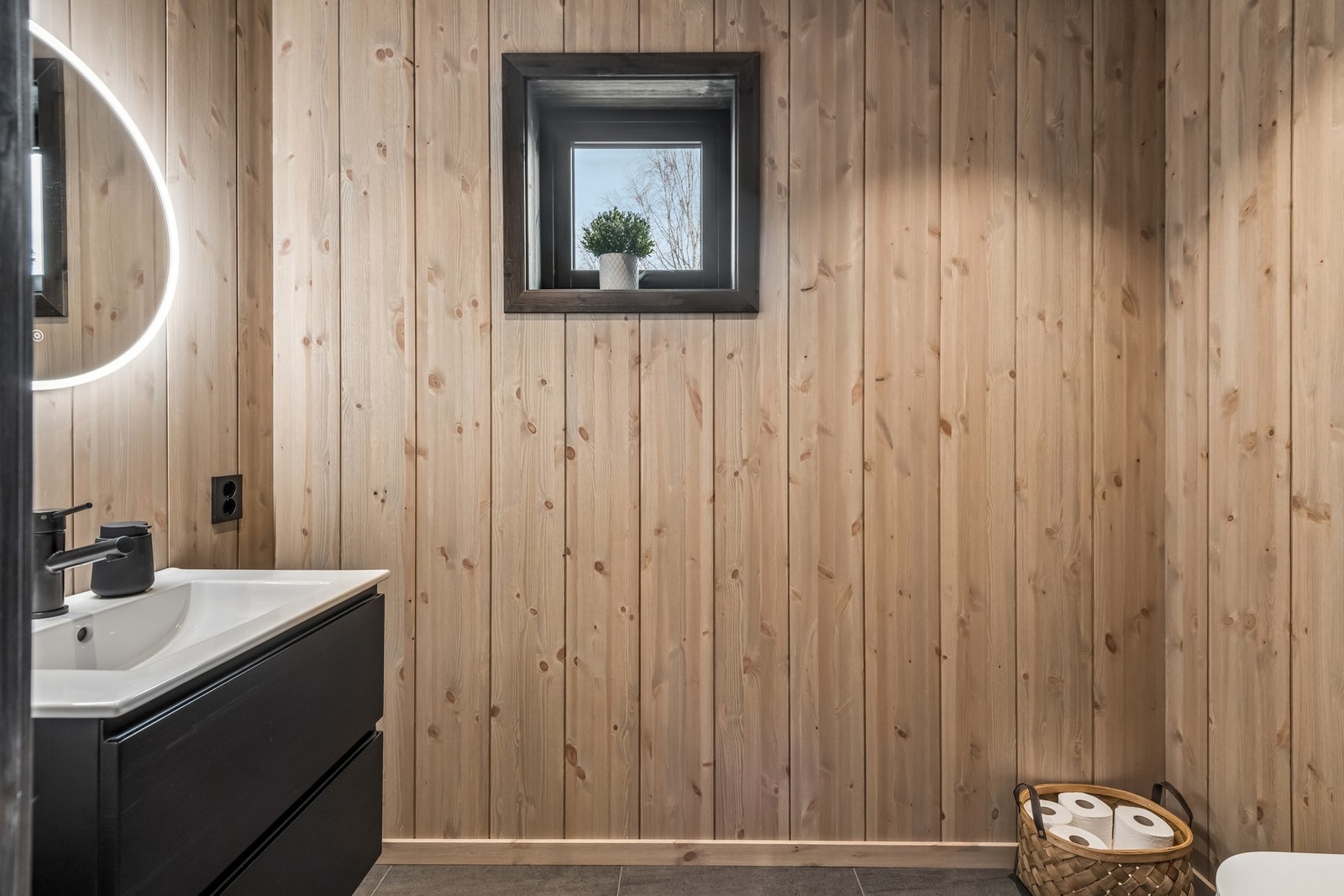 Separat toalettrom med moderne innredning og behagelig gulvvarme. Galleribilde