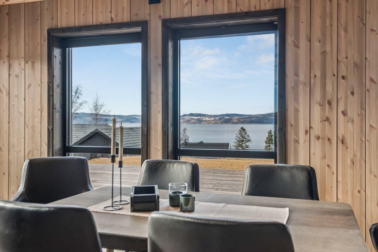 Fra kjøkkenet og spiseplassen kan man nyte den flotte utsikten mot Trondheimsfjorden. Galleribilde