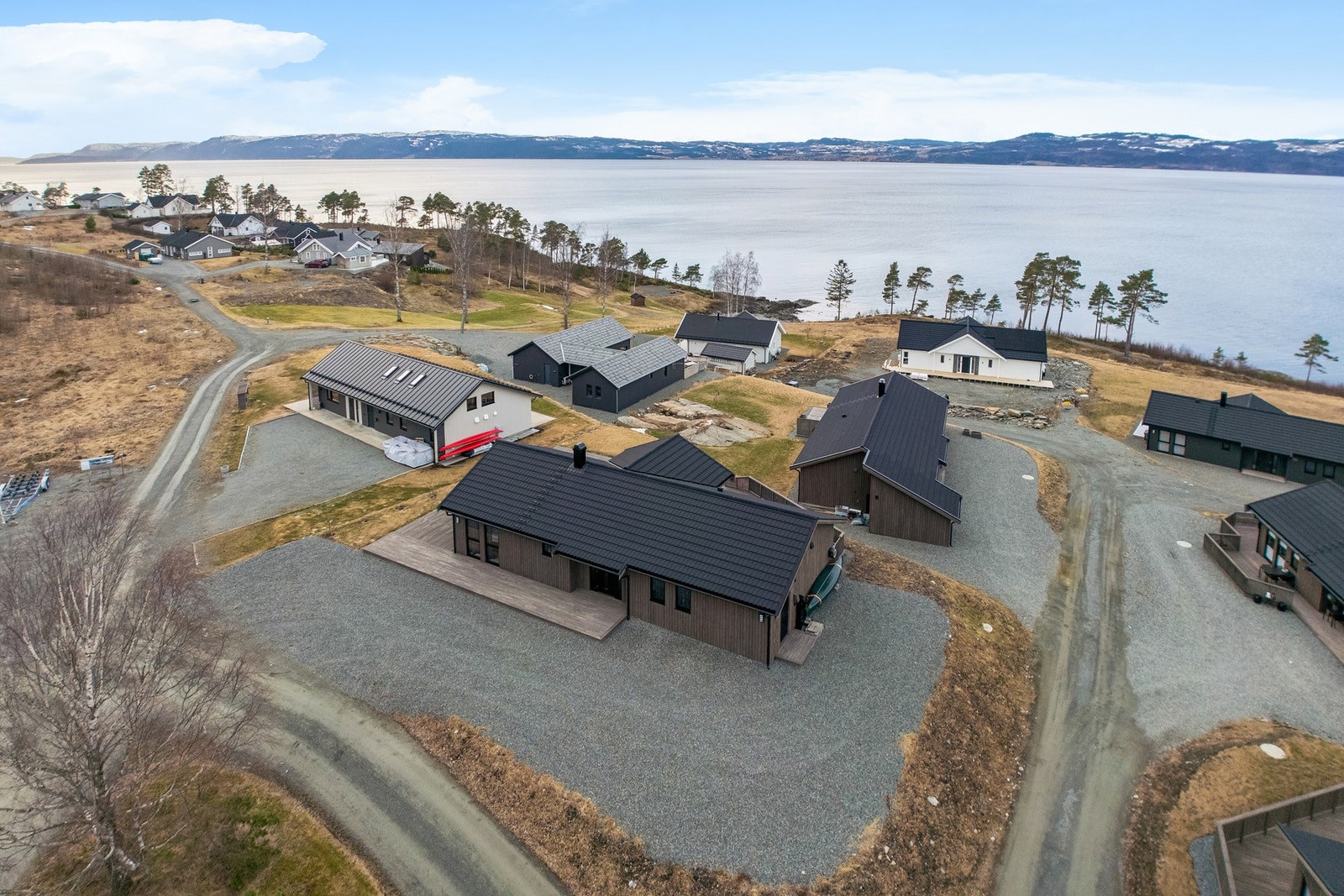 Boligen ligger i et nyere og veletablert hyttefelt på Sandberga i Frosta kommune. Galleribilde