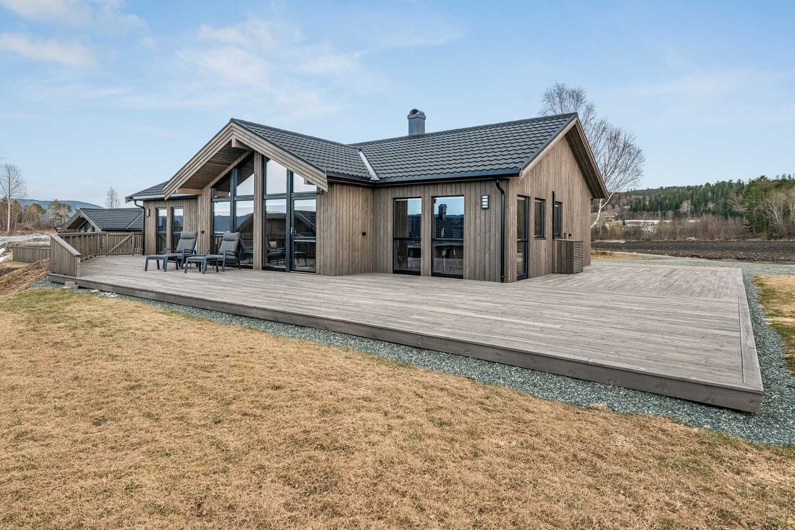 Eksklusiv fritidsbolig fra 2024 med fantastisk utsikt mot fjorden og flotte solforhold gjennom hele dagen. Galleribilde