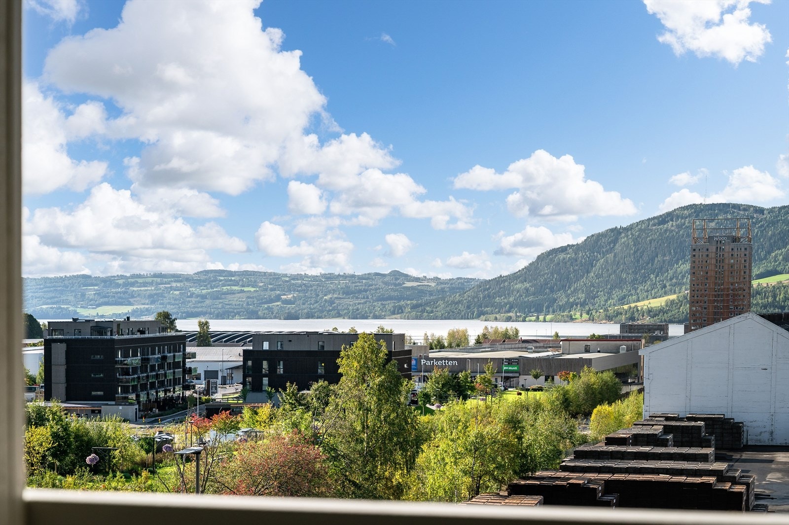 Flott utsikt mot Mjøsa fra balkongen. Sørvendt. Galleribilde