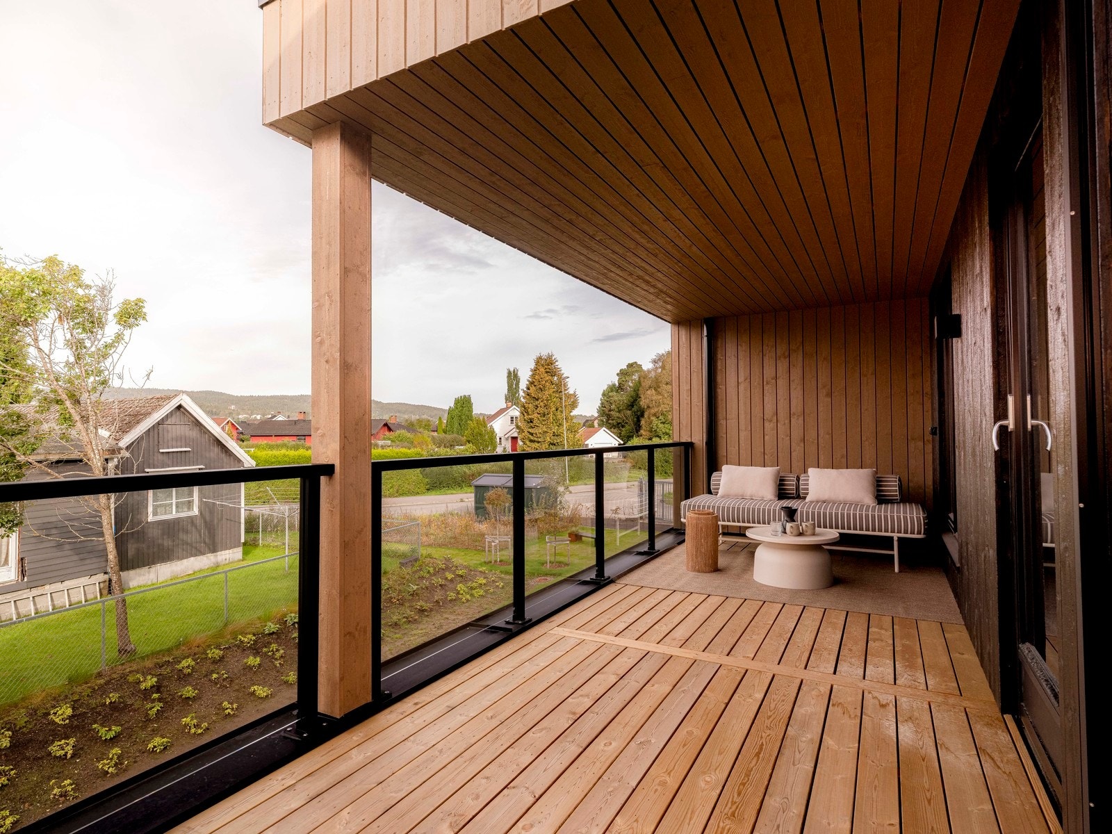Romslig og vestvendt terrasse med gode solforhold. Deler av uteplassen har takoverbygg Galleribilde