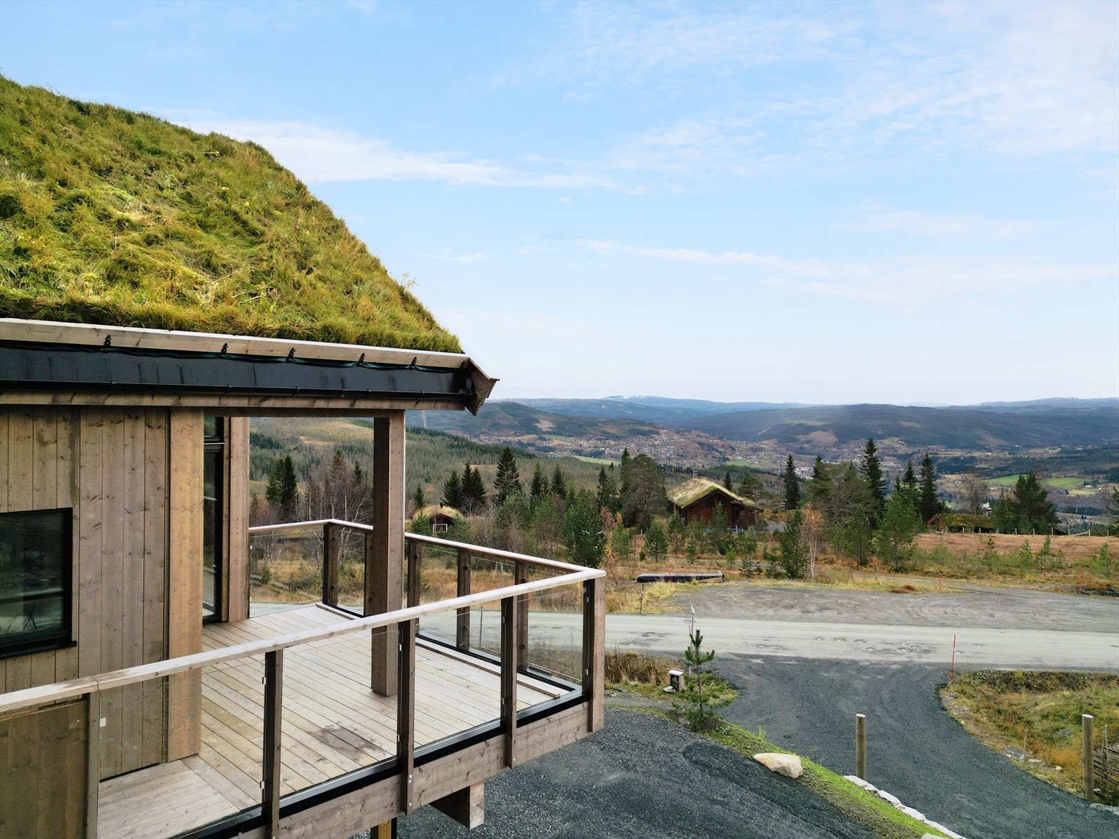 Hytta er ferdigstilt i 2025 og har en meget god beliggenhet i feltet. Hytta er blåisolert med klimavennlig og bærekraftig trefiber. Galleribilde
