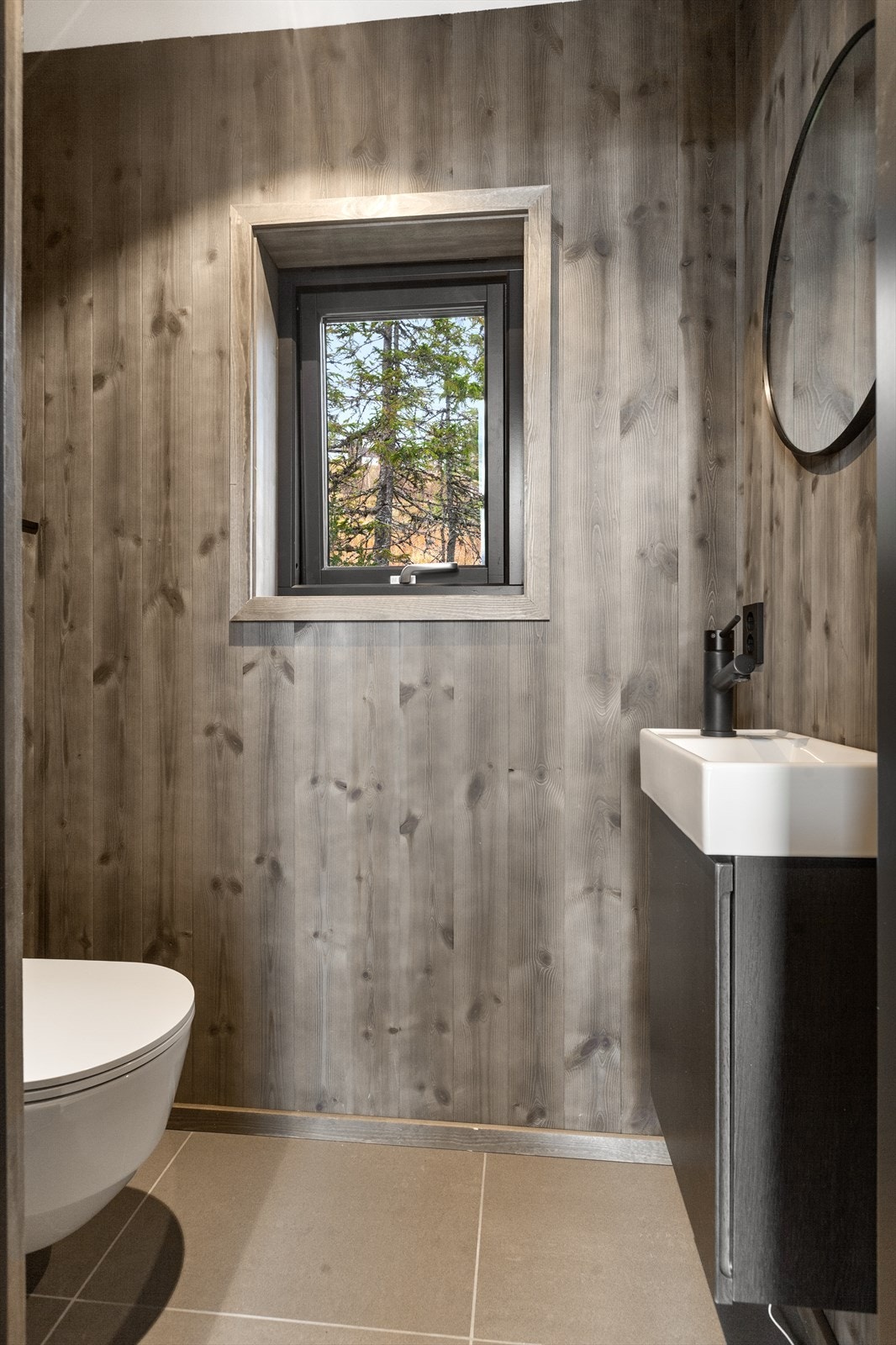 Praktisk toalettrom i 1. etasje. Galleribilde