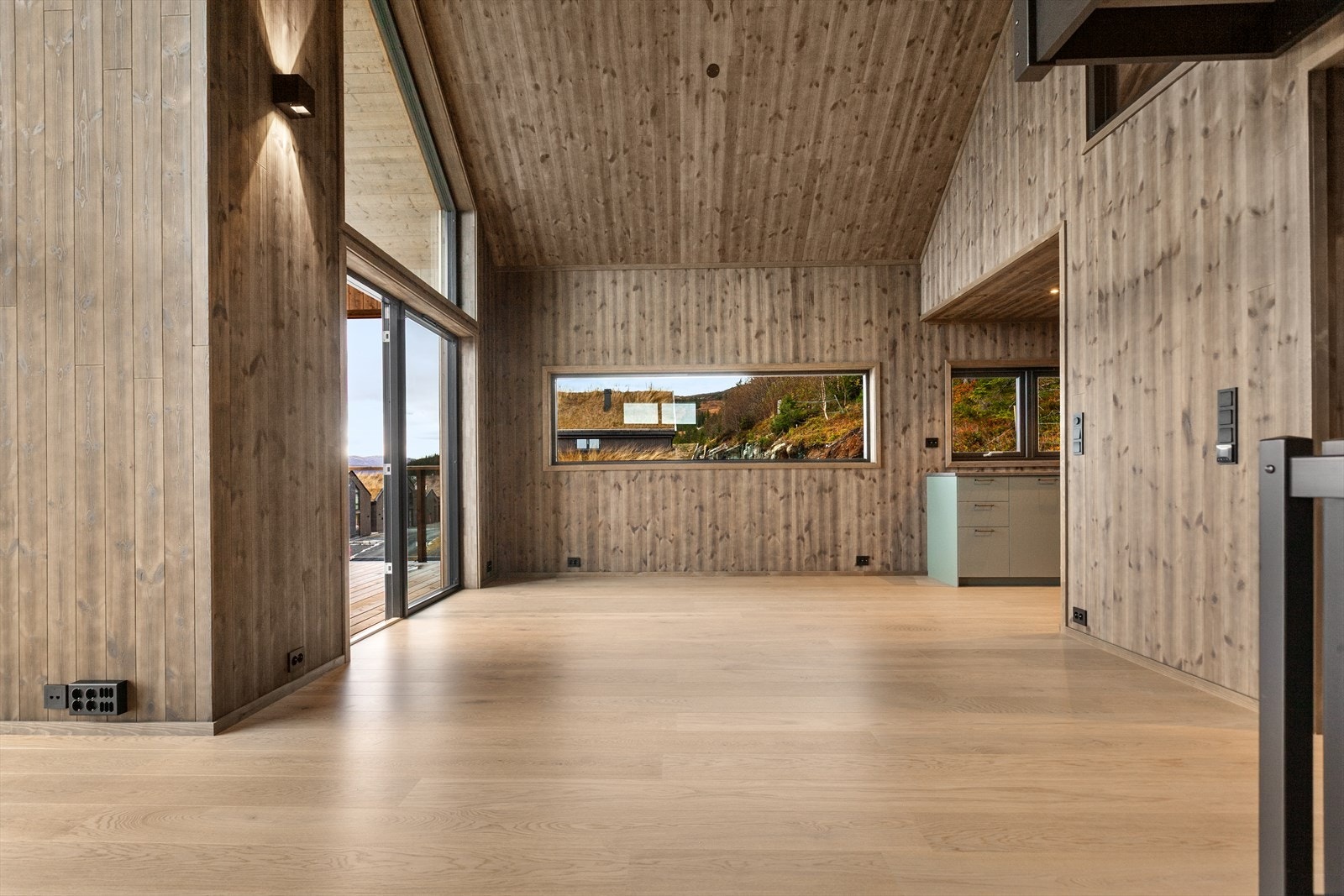 God takhøyde, samt store vindusflater sørger for en lys og luftig atmosfære. Galleribilde