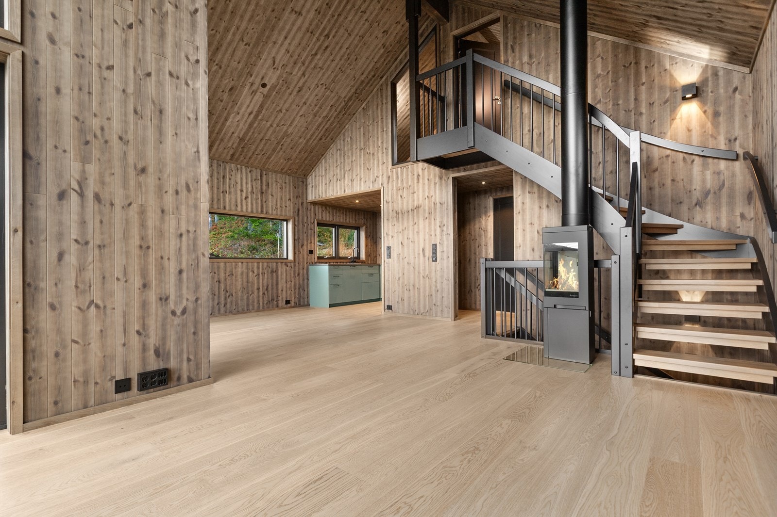 Trappen tar deg opp til en romslig hems med gulvareal på 11,6 kvm. med oppbevaring i kneloft. Galleribilde