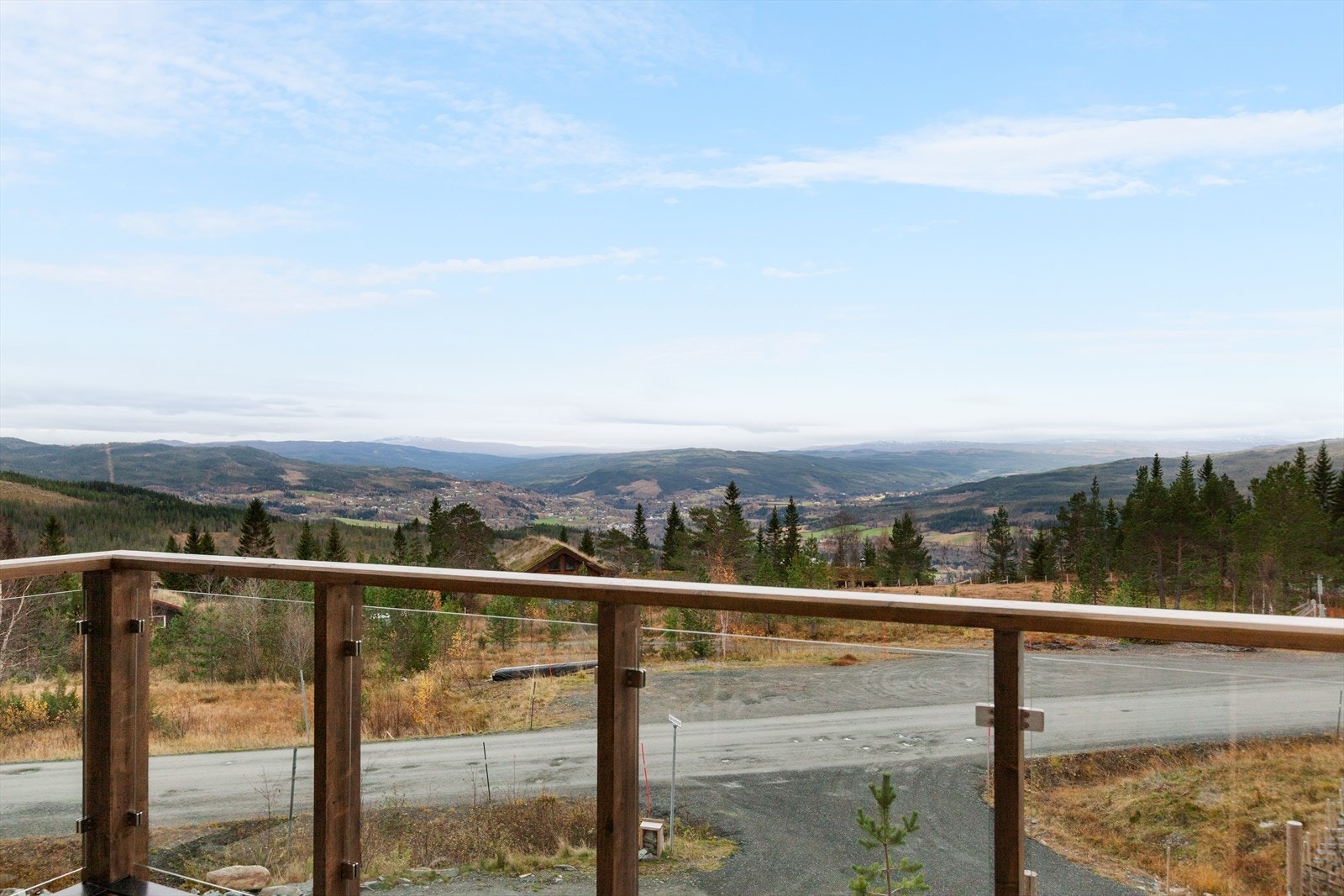 Utvendig panel er glattpanel med redusert fjær og er beiset ett strøk med Jotun farge jernvitrol. Galleribilde