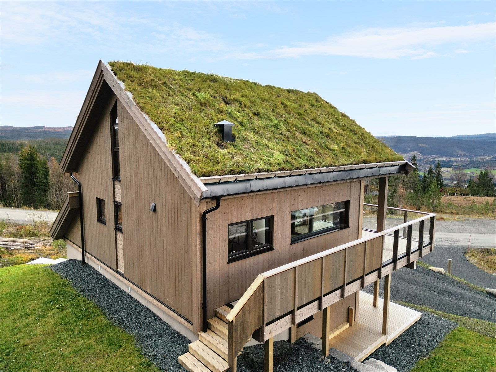 Eiendommen nyter gode solforhold hele dagen, og har en vidstrakt utsikt mot sør. Galleribilde