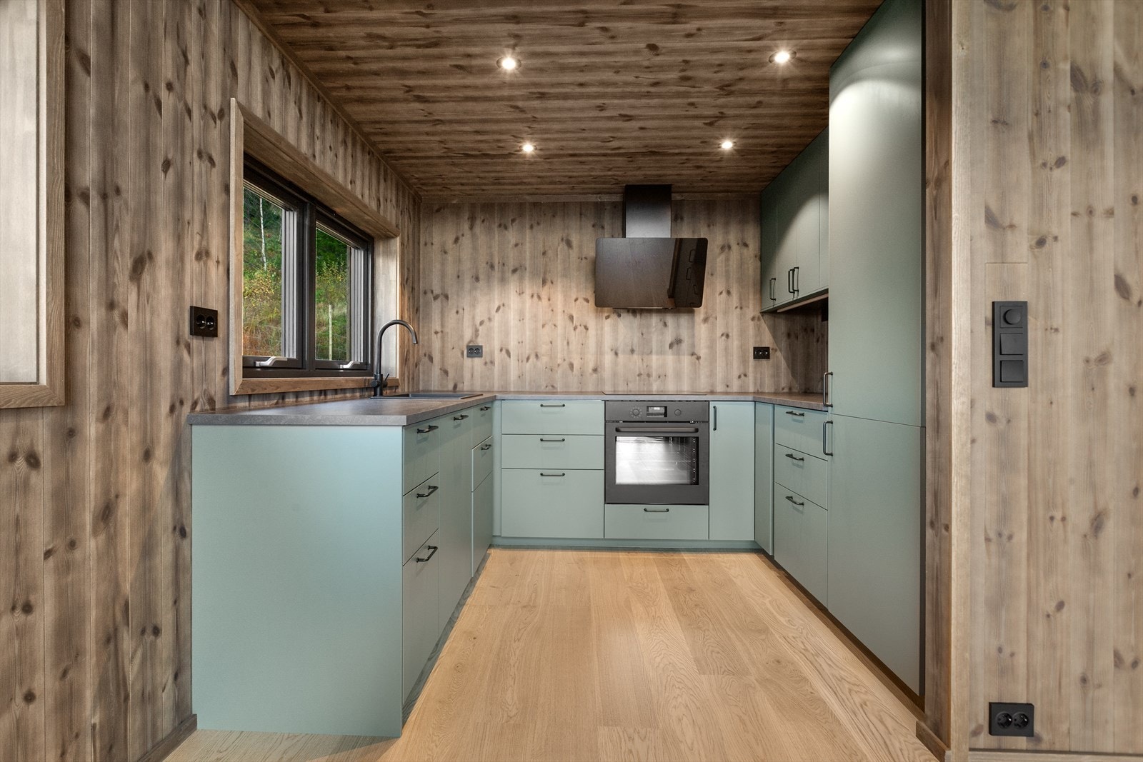 Pent kjøkken med godt med skap- og benkeplass. Galleribilde