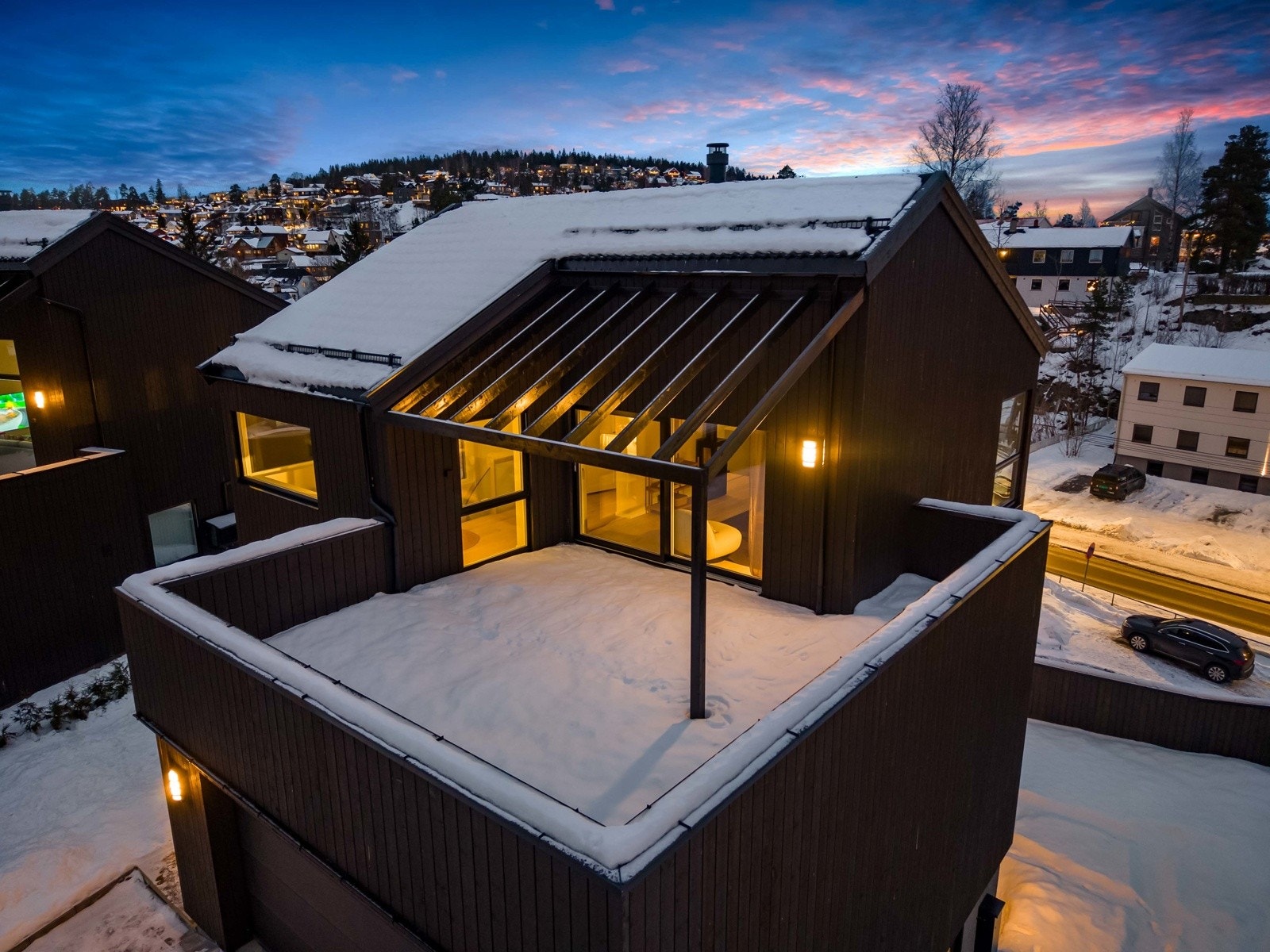Terrassen er tilknyttet boligens hovedetasje og gjør den enkel å bruke. Galleribilde