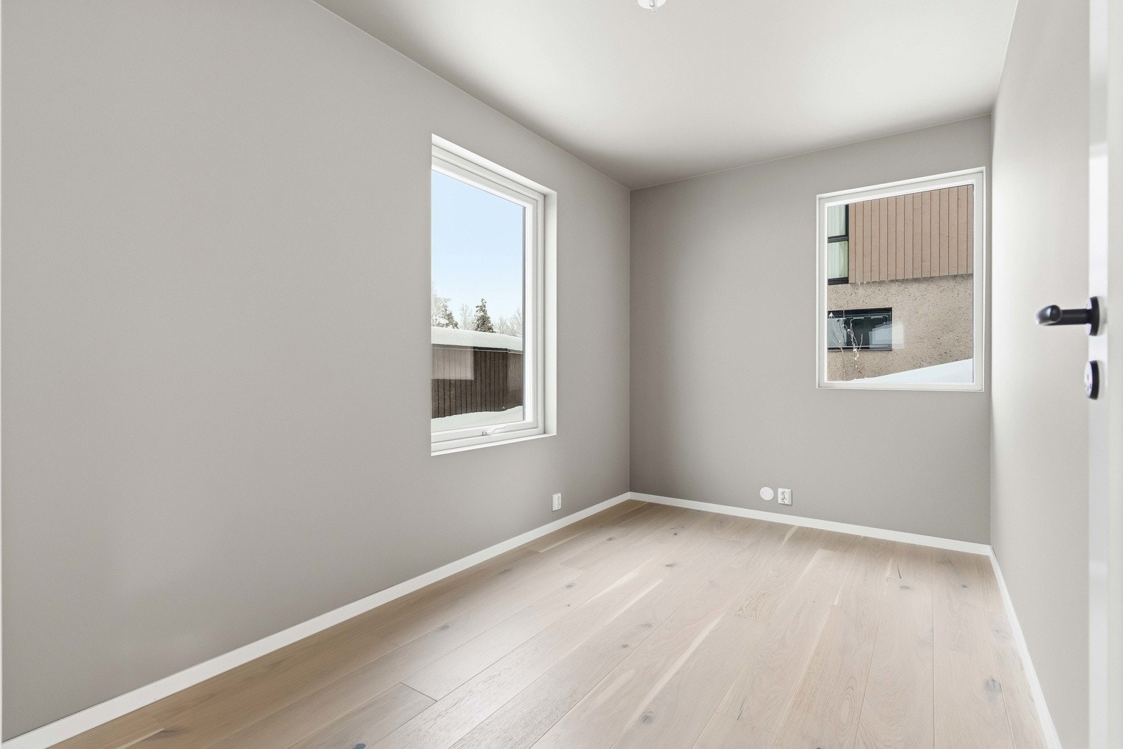 Soverom med god størrelse og vindu som gir naturlig lysinnslipp. Galleribilde