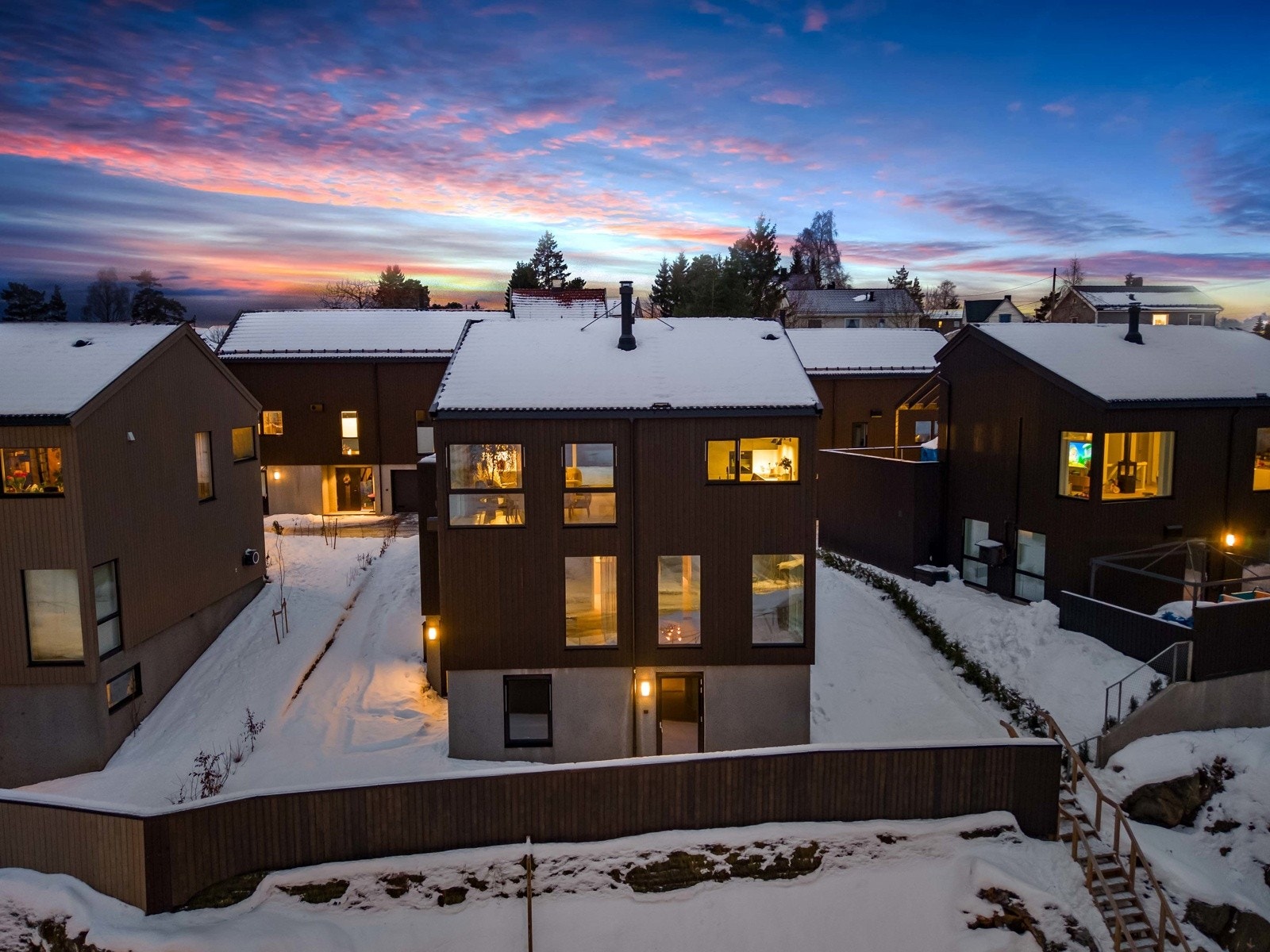 Boligen er nyoppført og tegnet av Skog Arkitekter AS, med gjennomgående høy kvalitet i matrialvalg og utførelse. Galleribilde