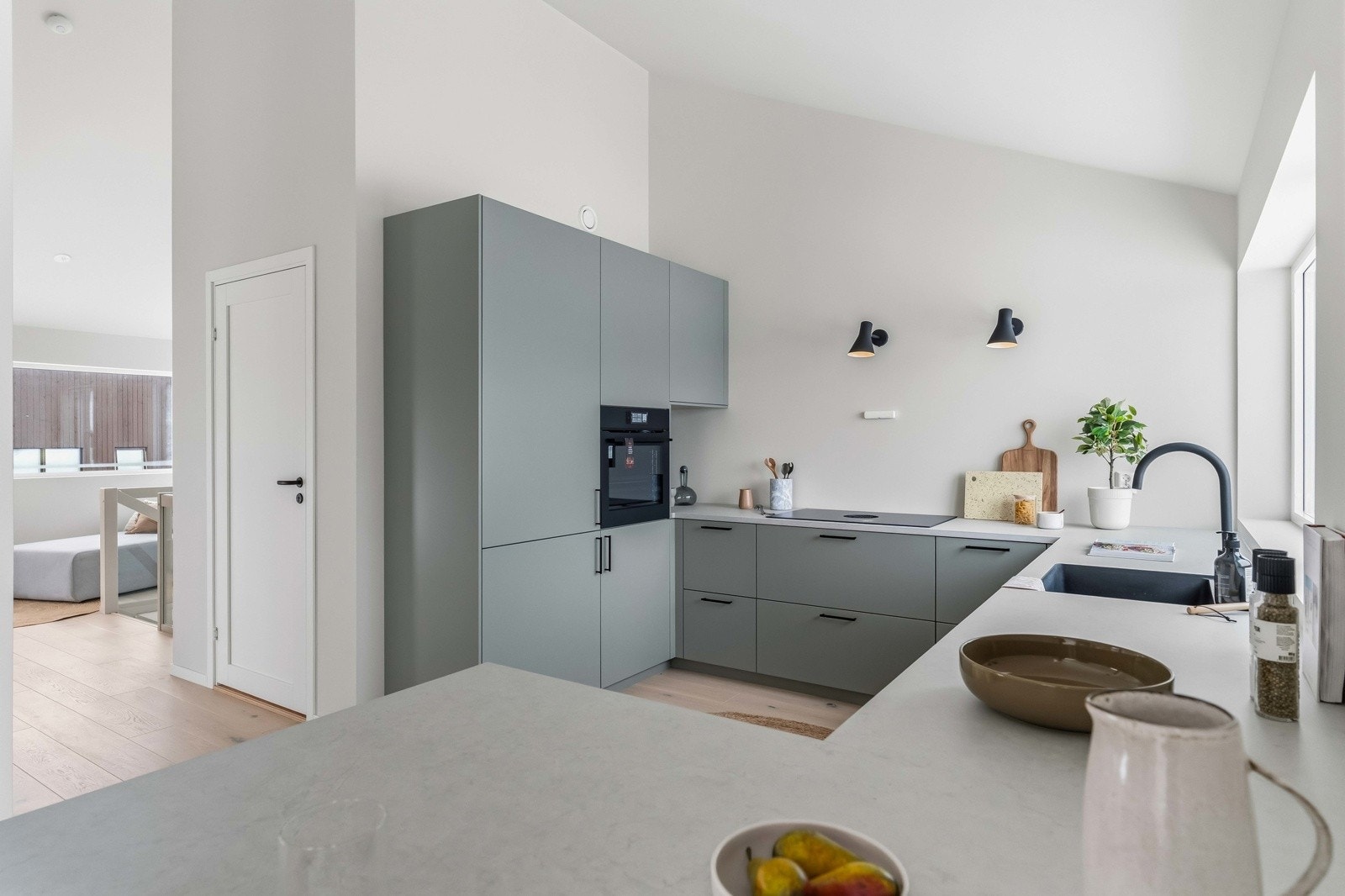 Kjøkkenet er levert av Drømmekjøkken og fremstår moderne og gjennomført med en funksjonell løsning som gir god flyt mellom arbeidssoner og oppholdsrom. Galleribilde