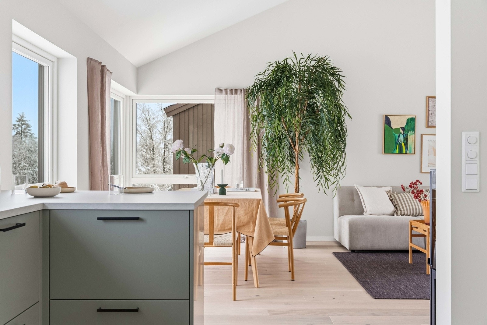 Boligen ligger i et etablert og attraktivt boligområde på Fjellhamar i Lørenskog, med et rolig og familievennlig bomiljø. Galleribilde