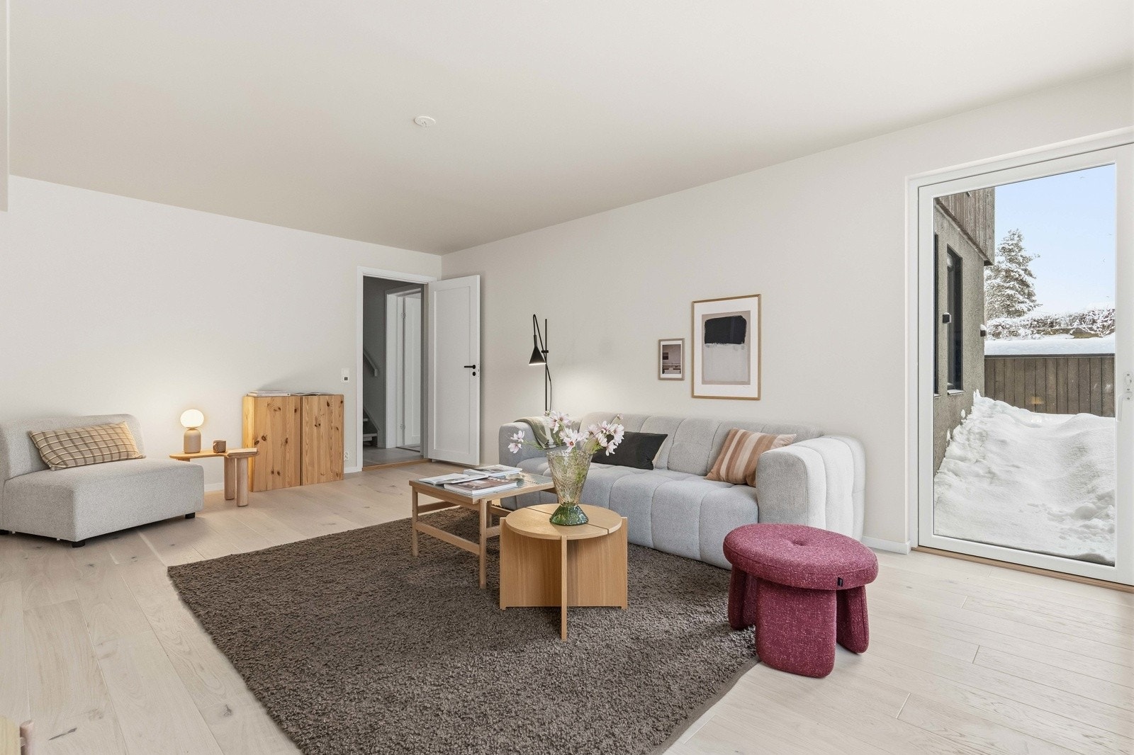 Stuen har varmekabler i gulv bidrar til en behagelig temperatur. Gulvet er av 1- stavs eikeparkett og gir en ekstra lunhet. Galleribilde