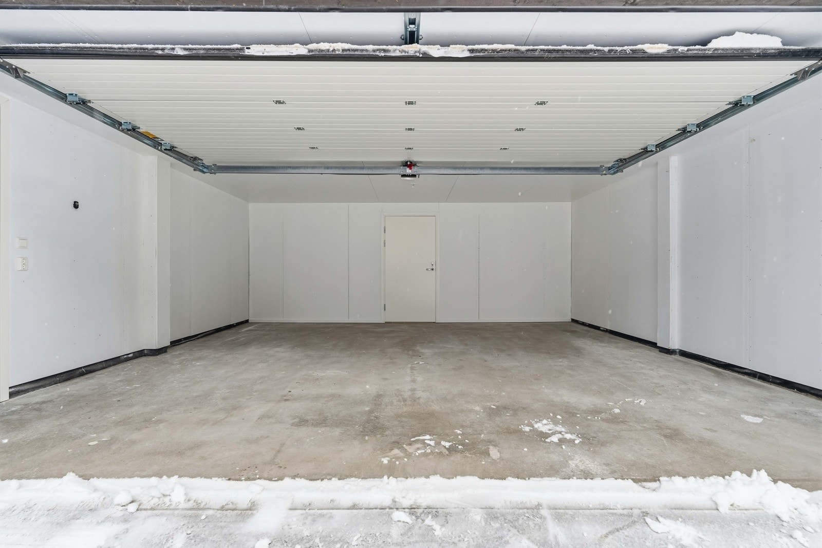 Romslig garasje med god plass til to biler samt ekstra plass til lagring i bakkant av garasjen. Galleribilde