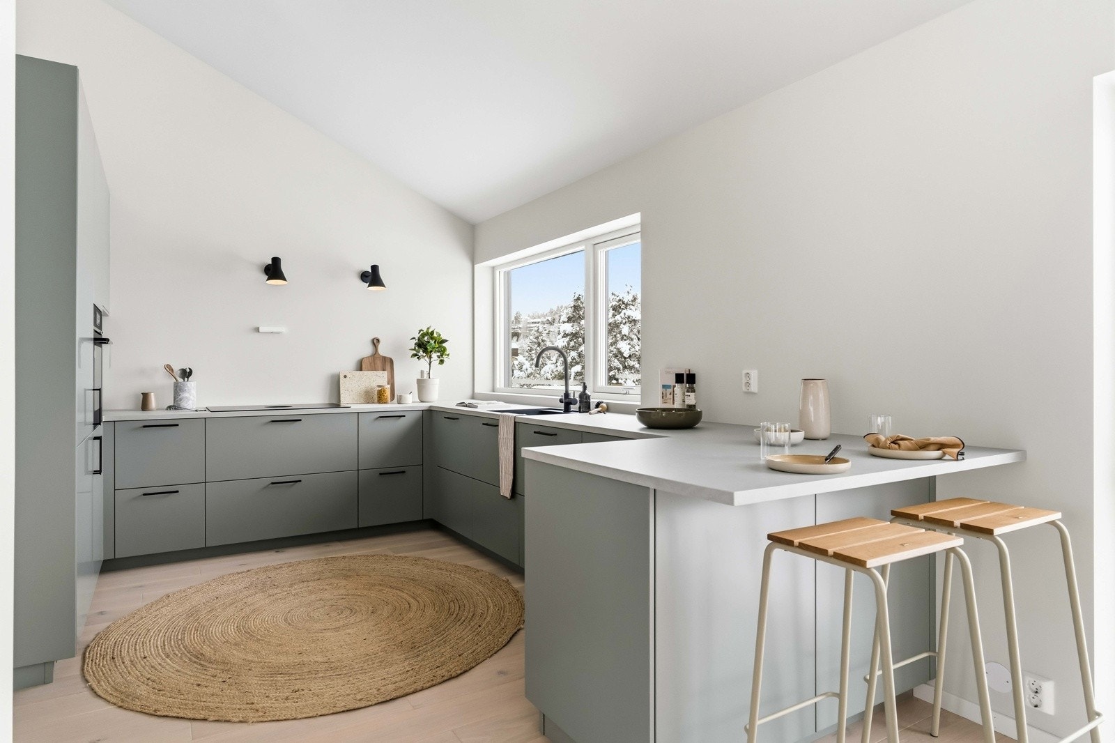 Kjøkkenøya gir en naturlig plass for uformelle måltider eller servering, og knytter kjøkkenet godt sammen med resten av oppholdsrommet. Perfekt sted for barna å gjøre lekser når mor/far lager middag. Galleribilde