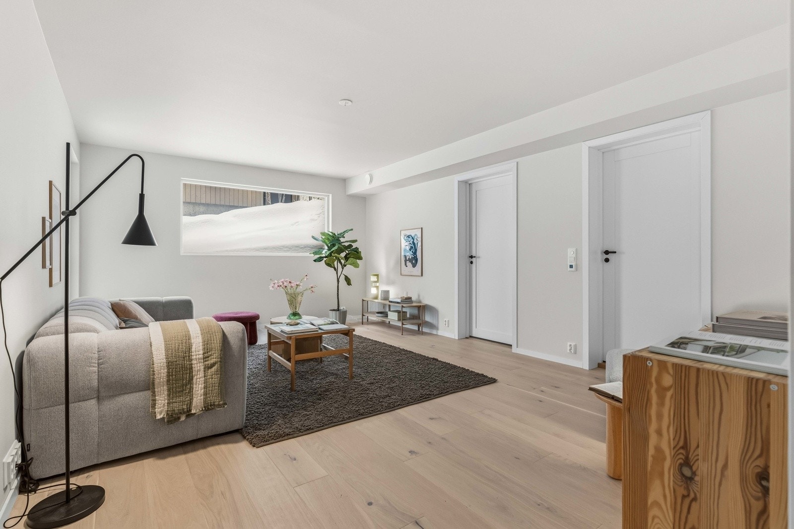 Fra stuen er det praktisk adkomst til både bad og et disponibelt rom, noe som gir en funksjonell og fleksibel planløsning. Galleribilde