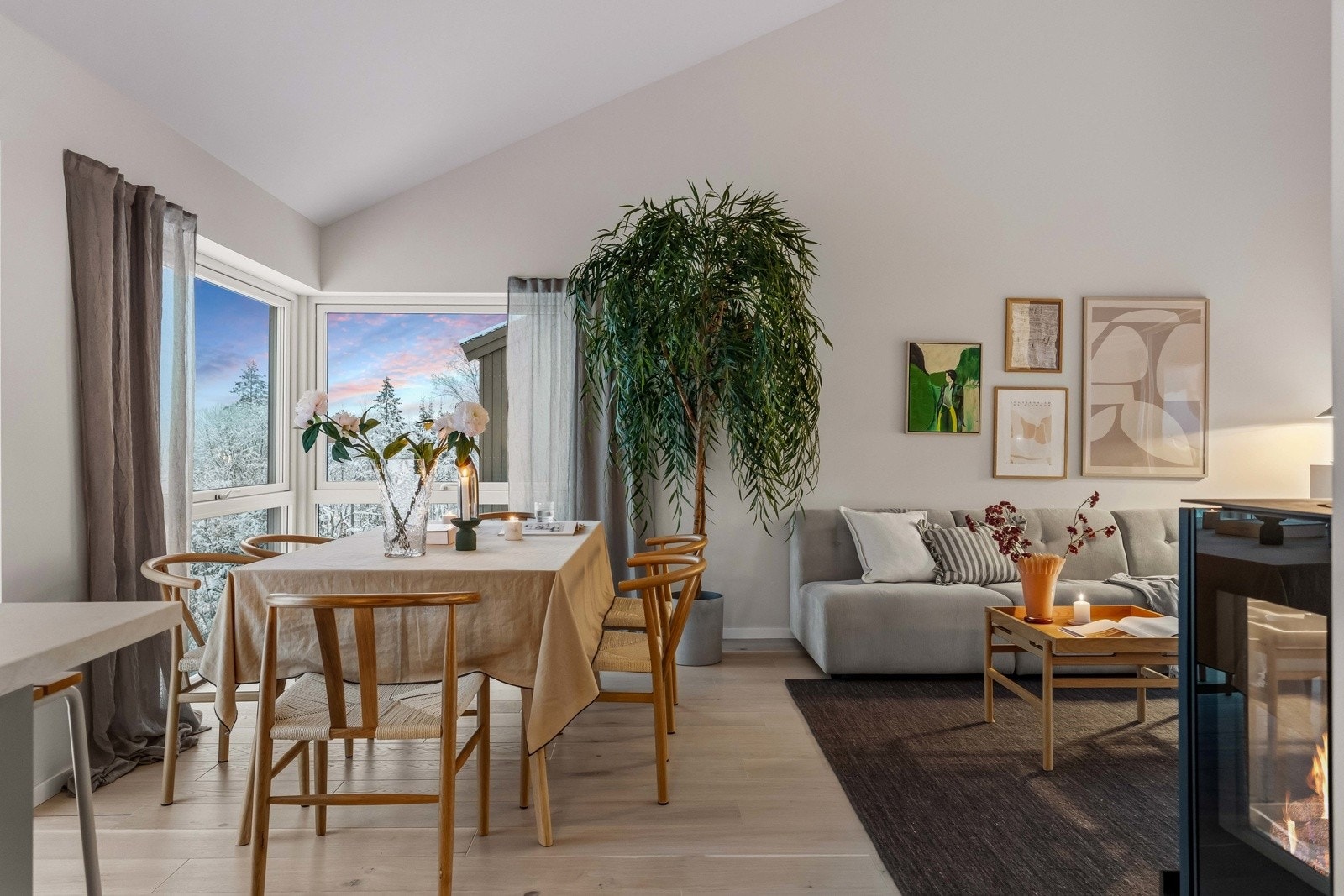 Spisestuen har en naturlig plassering i tilknytning til stuen, med god plass til langbord og en åpen overgang mellom oppholdsrommene. Galleribilde