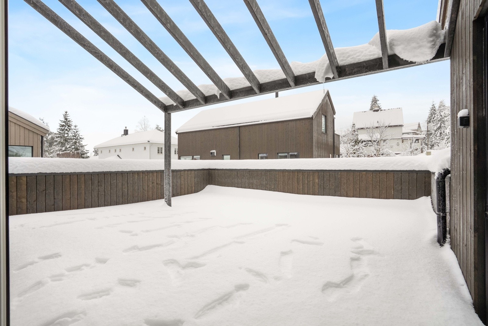 Åpen terrasse med god plass til utemøbler og direkte adkomst fra stuen. Terrassen har en smart og praktisk pergolaløsning. Galleribilde