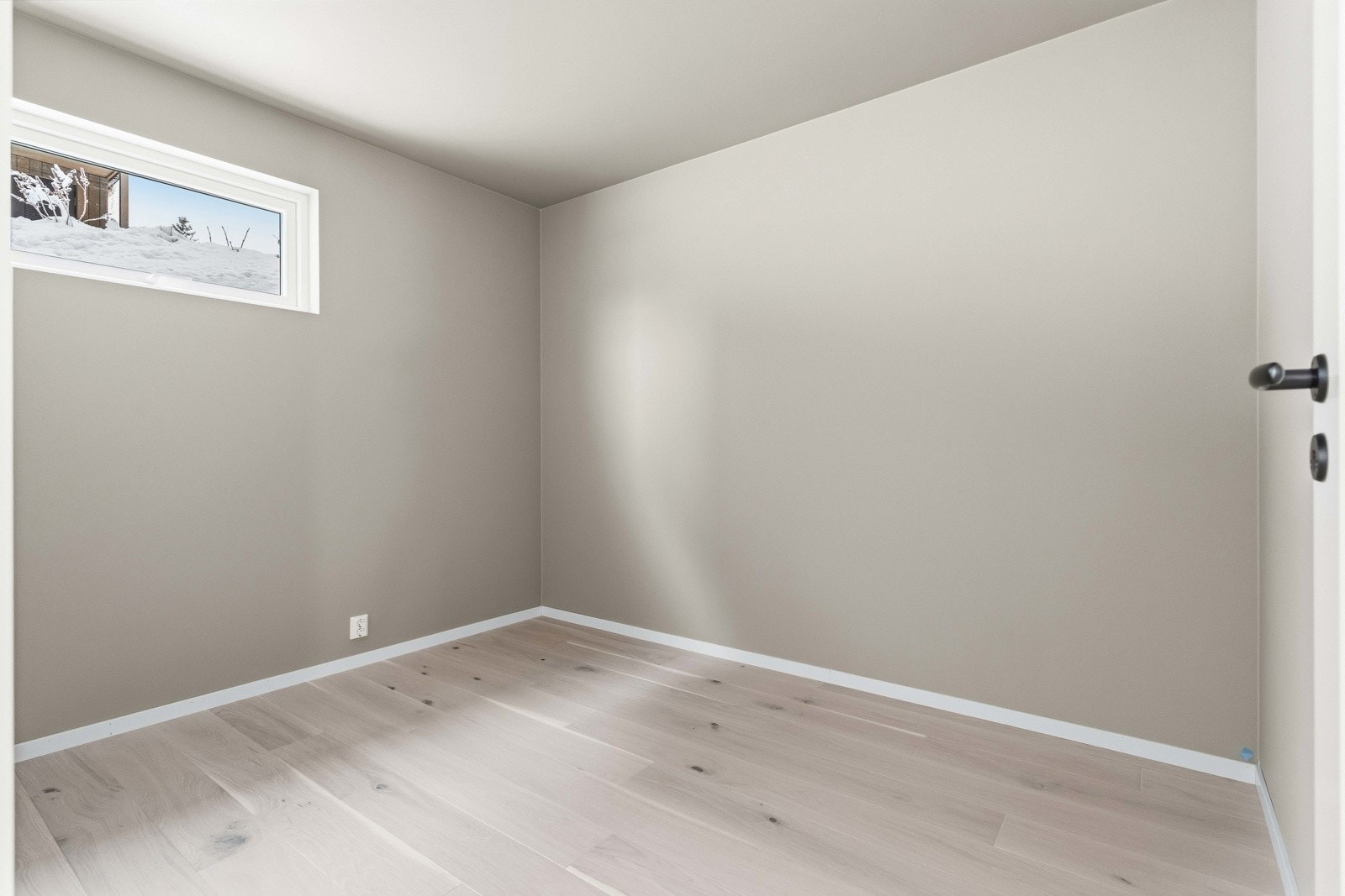 Rommet vil av de fleste benyttes som et soverom, men har iht. forskrifter litt lite lysinnslipp. Galleribilde