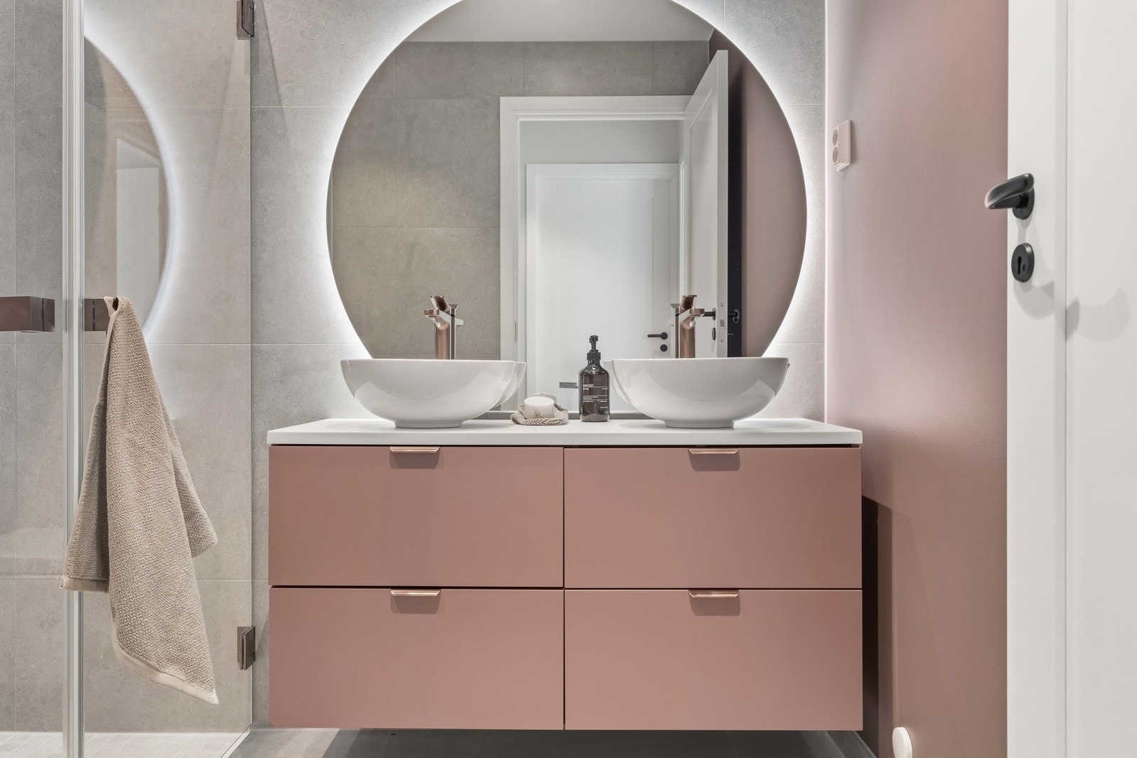 Badet er innredet med dobbel servant og speil med ledlys, som gir en praktisk og funksjonell løsning i hverdagen. Galleribilde