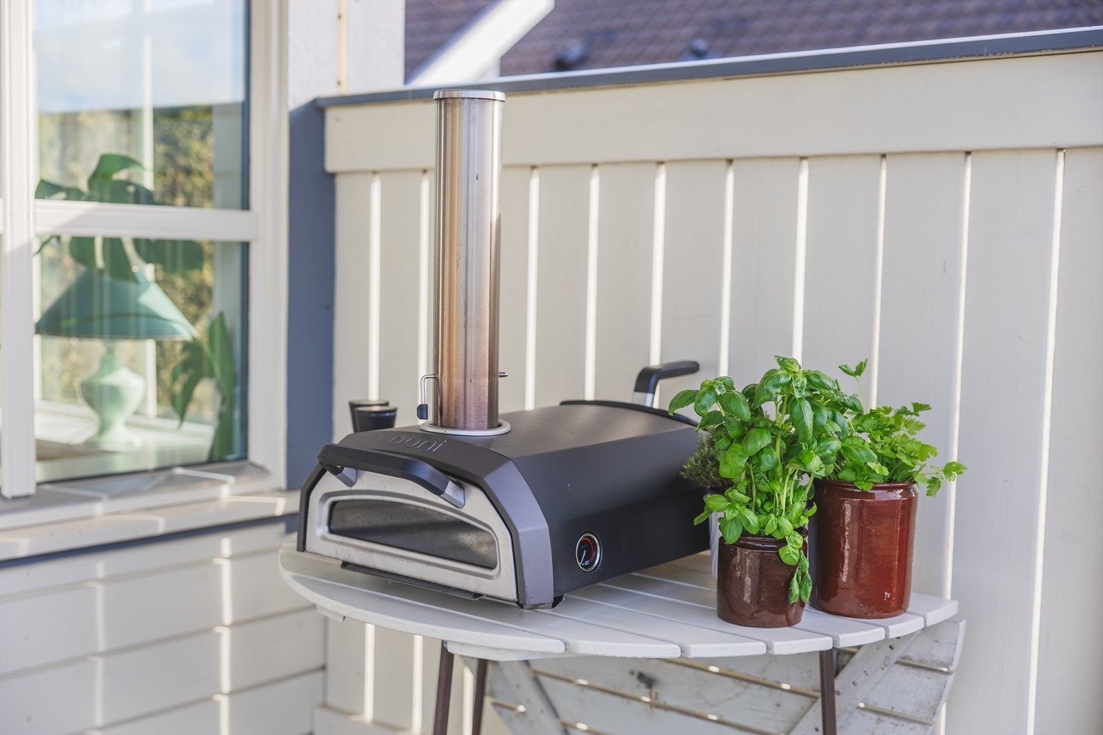 På terrassen har eier plassert en pizzaovn - perfekt for utekos og sosialt samvær Galleribilde