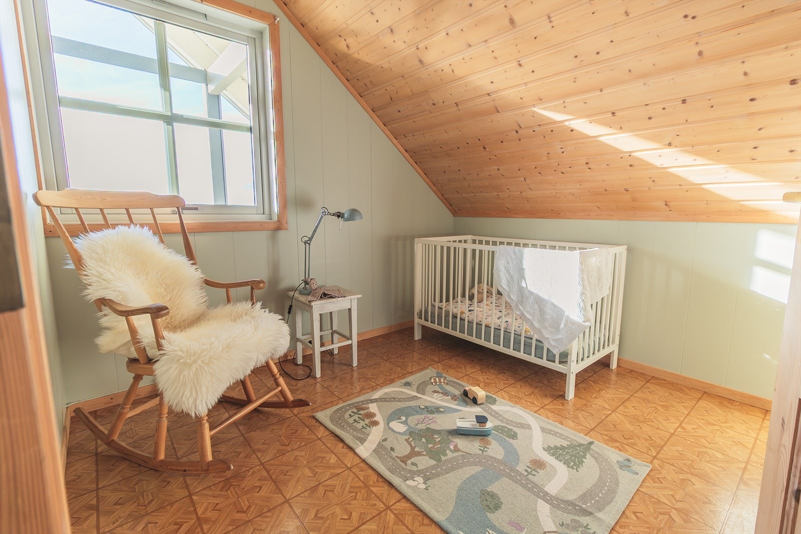 Soverommet er innredet som barnerom, men har god plass til vanlig seng, kontorpult og ekstra lagring. Galleribilde